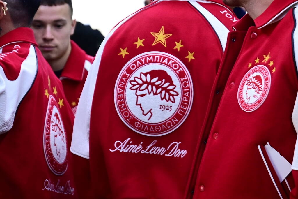 Champions League, Μπαρτσελόνα - Ολυμπιακός: «Πέταξε» για Βαρκελώνη με τα επετειακά τζάκετ