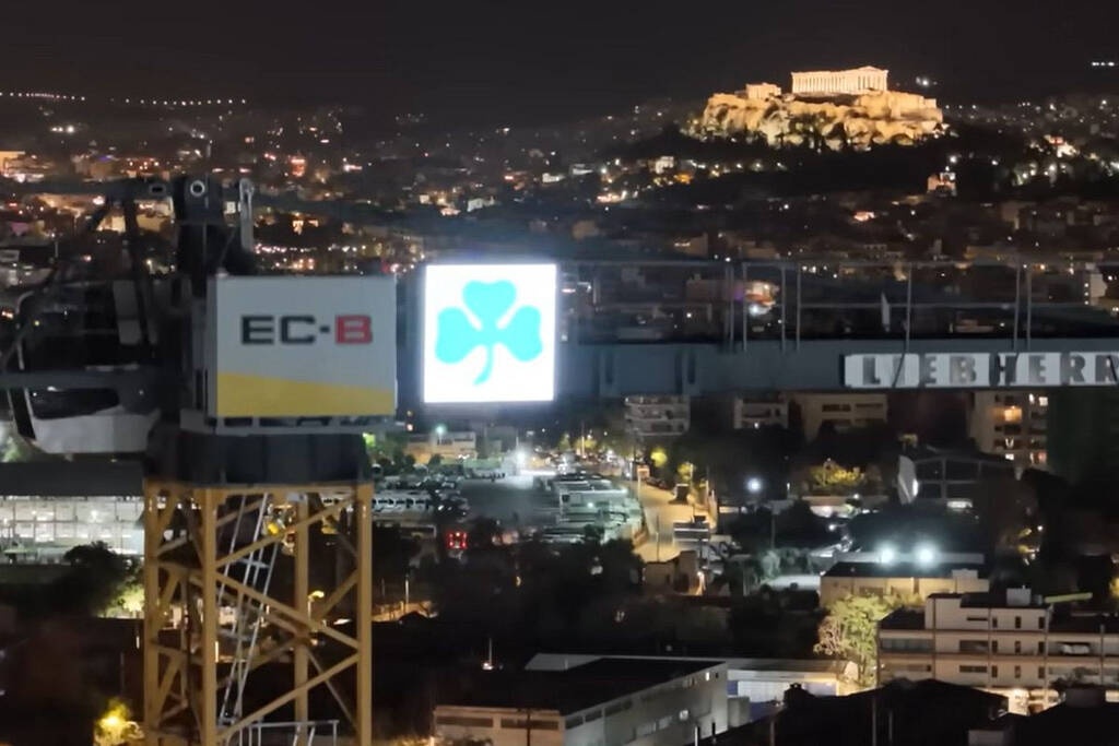 Παναθηναϊκός: Νυχτερινά πλάνα αποκαλύπτουν πώς το «στολίδι» των «πράσινων» αγκαλιάζει την Ακρόπολη