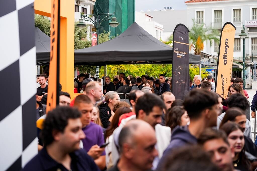 Πλήθος κόσμου έσπευσε να δει από κοντά το showcar της McLaren F1 Team στην Πάτρα