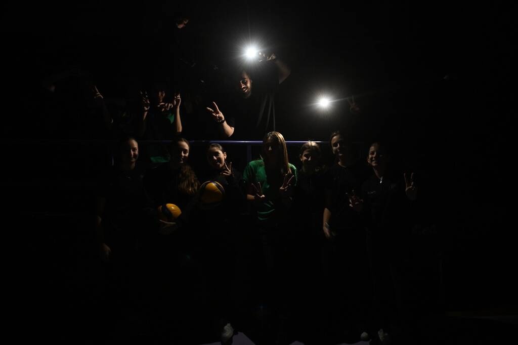 League Cup: Έπεσε… μαύρο στο «Ανδρέας Βαρίκας» - Προσωρινή διακοπή στον τελικό ΠΑΟΚ - Ολυμπιακός
