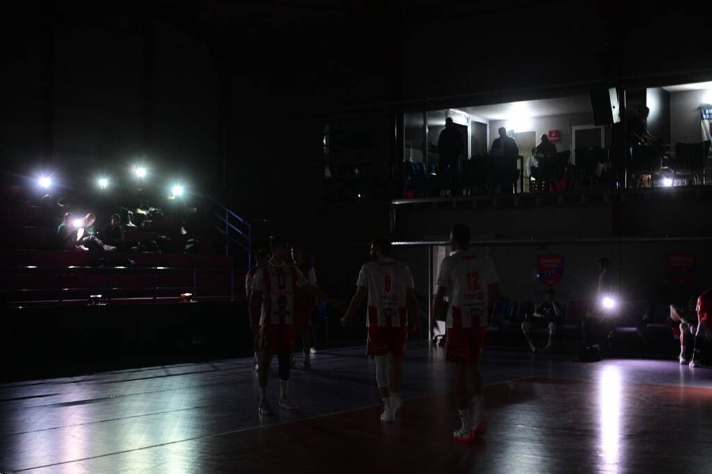 League Cup: Έπεσε… μαύρο στο «Ανδρέας Βαρίκας» - Προσωρινή διακοπή στον τελικό ΠΑΟΚ - Ολυμπιακός