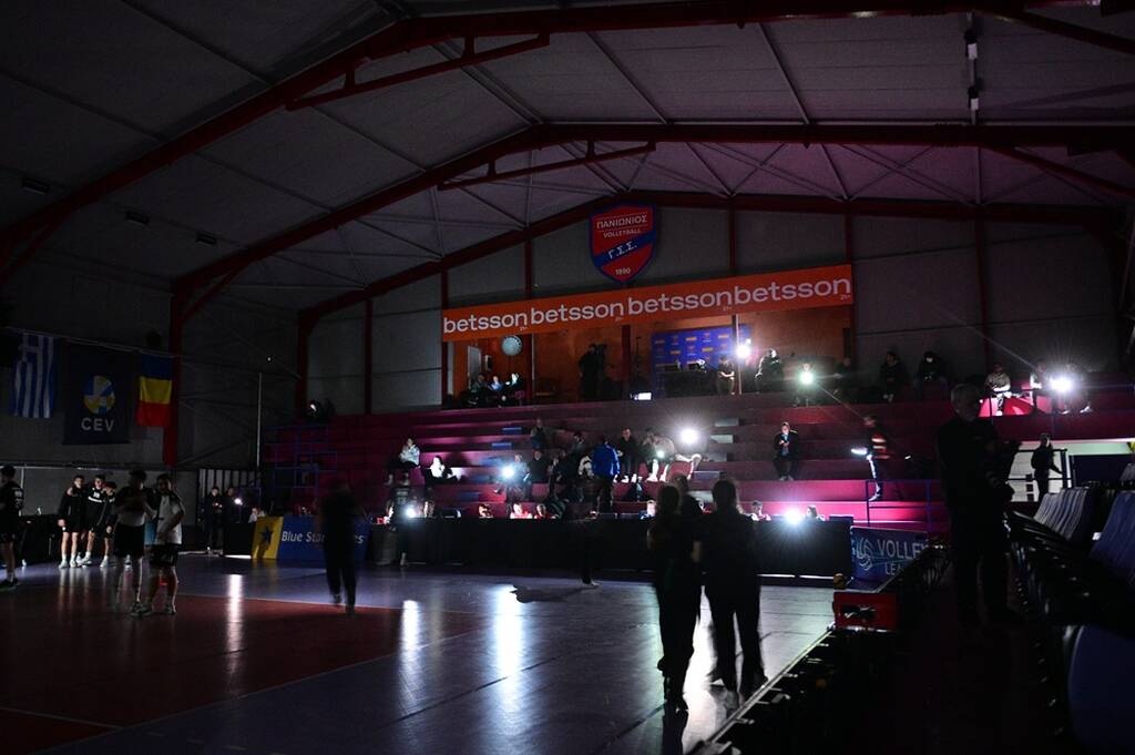 League Cup: Έπεσε… μαύρο στο «Ανδρέας Βαρίκας» - Προσωρινή διακοπή στον τελικό ΠΑΟΚ - Ολυμπιακός