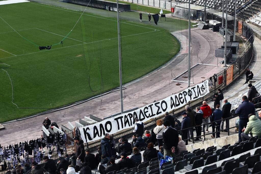 Ραγίζουν καρδιές στην Τούμπα - Χιλιάδες κόσμος αποχαιρετά τα «αετόπουλα» του ΠΑΟΚ (pics)