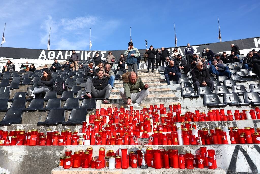 Ραγίζουν καρδιές στην Τούμπα - Χιλιάδες κόσμος αποχαιρετά τα «αετόπουλα» του ΠΑΟΚ (pics)