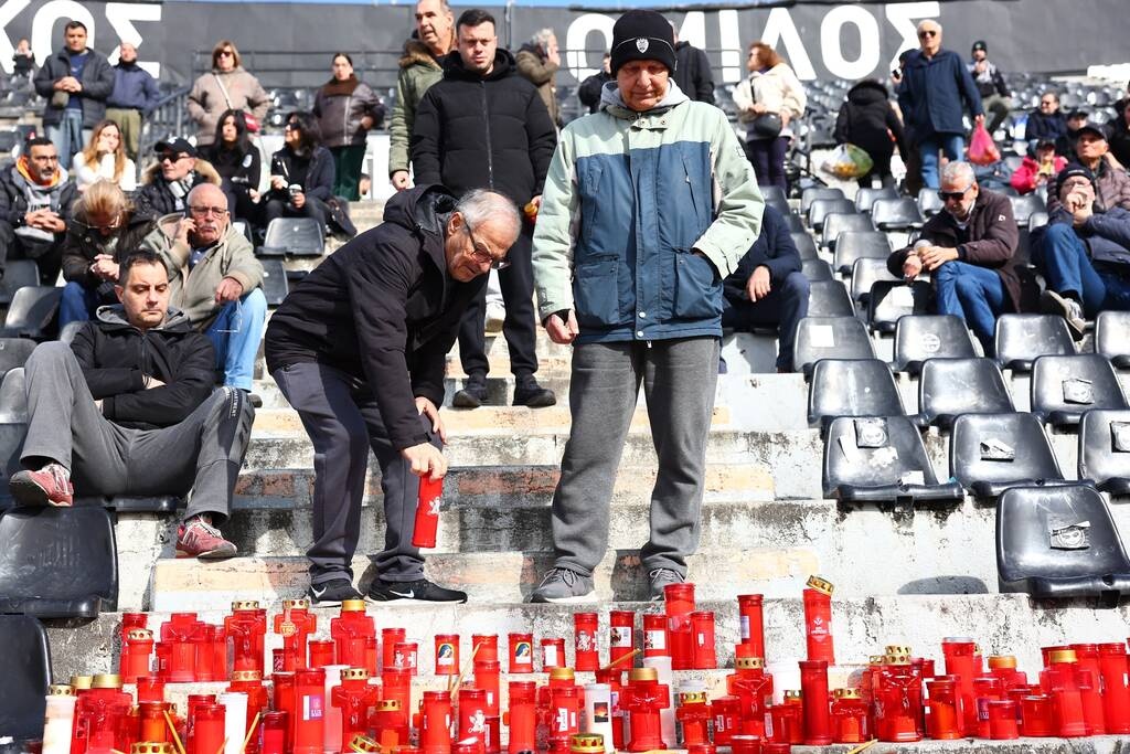 Ραγίζουν καρδιές στην Τούμπα - Χιλιάδες κόσμος αποχαιρετά τα «αετόπουλα» του ΠΑΟΚ (pics)