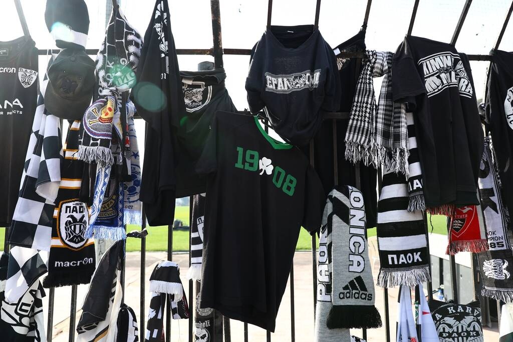 Ραγίζουν καρδιές στην Τούμπα - Χιλιάδες κόσμος αποχαιρετά τα «αετόπουλα» του ΠΑΟΚ (pics)