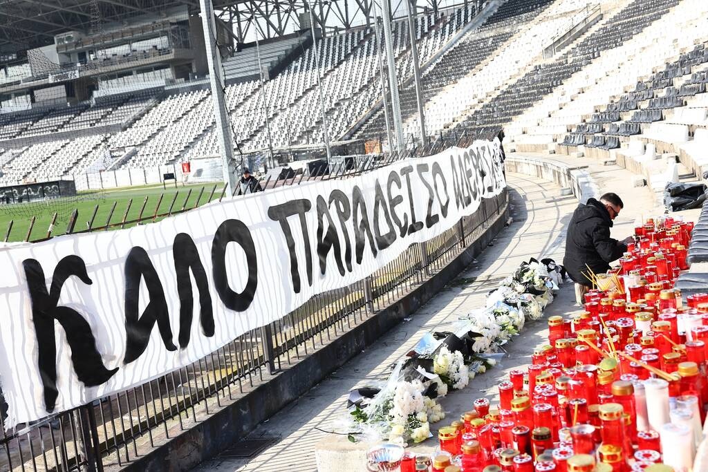 Ραγίζουν καρδιές στην Τούμπα - Χιλιάδες κόσμος αποχαιρετά τα «αετόπουλα» του ΠΑΟΚ (pics)