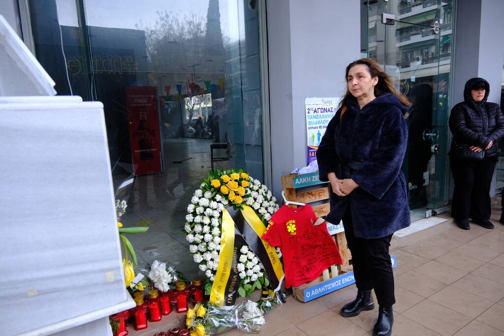 Άλκης Καμπανός: Τρισάγιο στη μνήμη του - Το μήνυμα της μητέρας του - «Παρών» και ο Σιάο