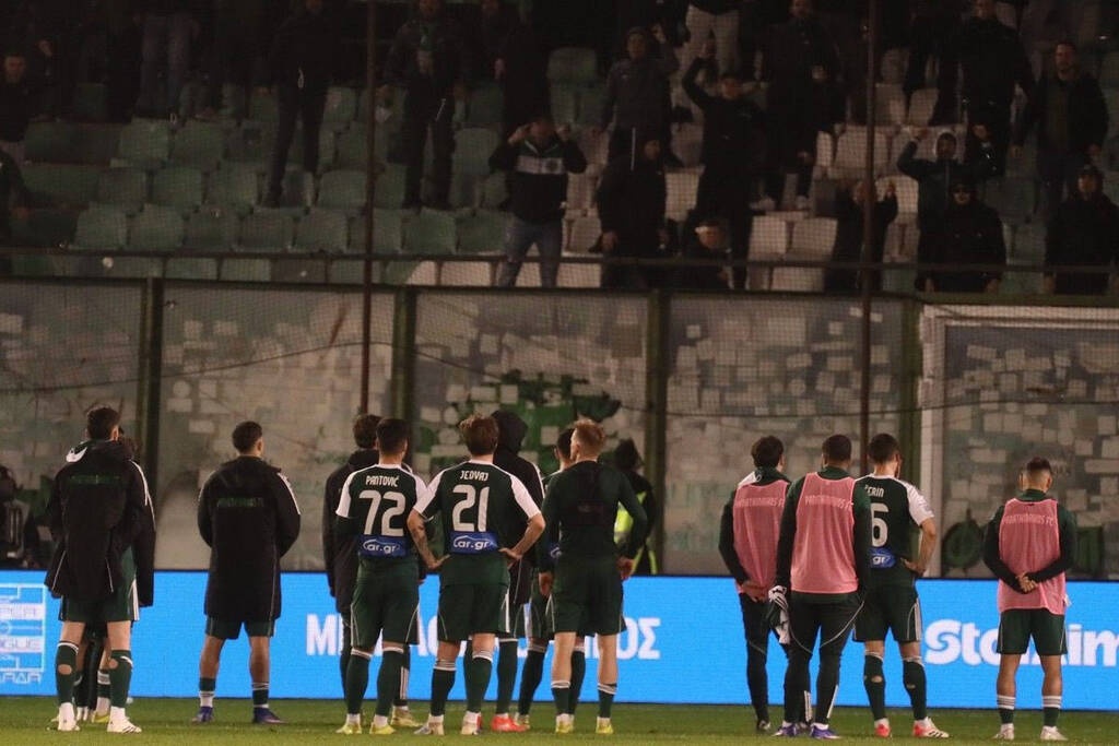 Παναθηναϊκός: Αμίλητοι οι παίκτες μπροστά στη Θύρα 13, άκουγαν τις αποδοκιμασίες - Βίντεο