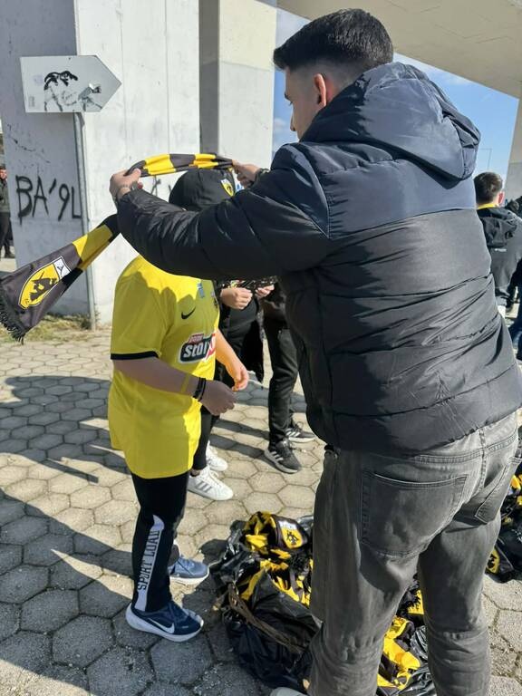 ΑΕΚ: Χαμός στον Βόλο, αποθεώθηκε ο Ηλιόπουλος – Μοίρασε κασκόλ στους μικρούς φίλους της (βίντεο)