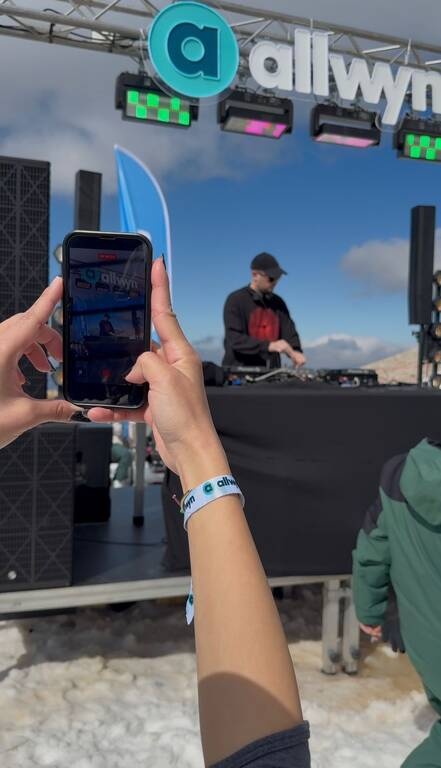 Από τις πίστες στο dancefloor: Το Après Ski Party της Allwyn που ξεσήκωσε το Χιονοδρομικό Καλαβρύτων
