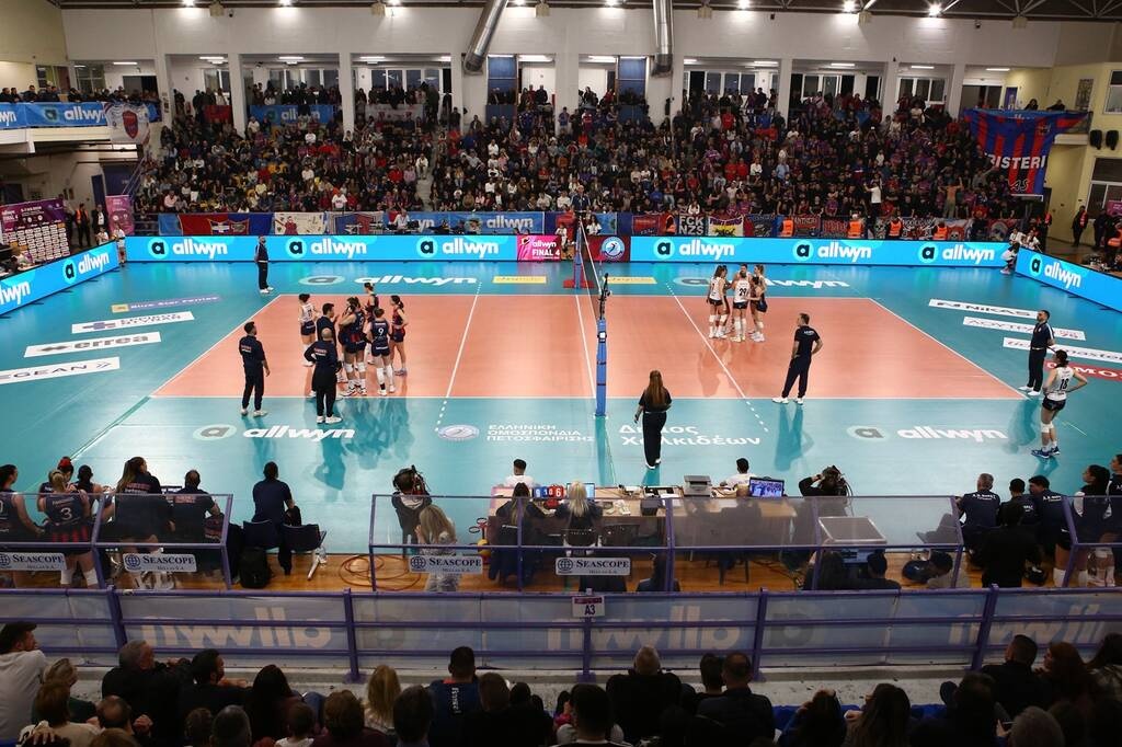 Το κατάμεστο κλειστό γυμναστήριο «Τάσος Καμπούρης» στη Χαλκίδα