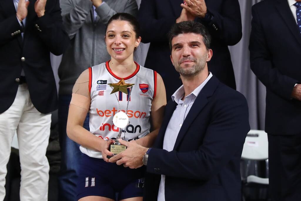 O Sponsorships Director της Allwyn Hellas, Γιώργος Ζούμας, βραβεύει τη Μαρτίνα Ξανθοπούλου, MVP του τελικού