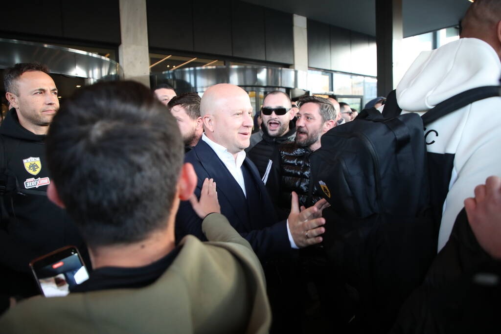 Ολυμπιακός - ΑΕΚ: Αποθέωση Νίκολιτς και παικτών στο ξενοδοχείο