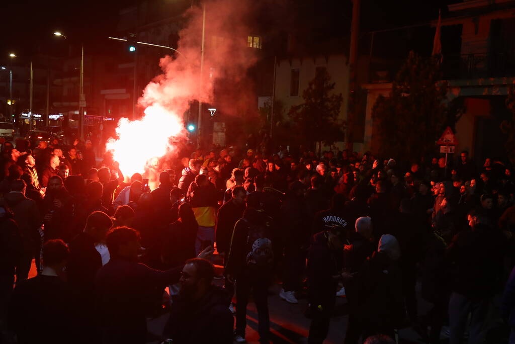 Ολυμπιακός - ΑΕΚ: Ντελίριο ενθουσιασμού σε Συγγρού και Νέα Φιλαδέλφεια