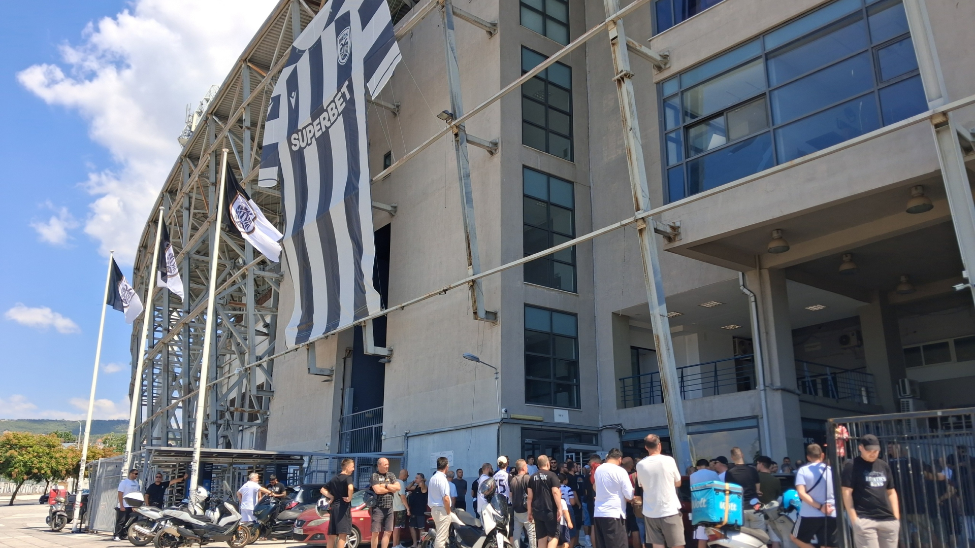 [388951] ΔΙΑΜΑΡΤΥΡΙΑ ΟΠΑΔΩΝ  ΤΟΥ ΠΑΟΚ ΕΞΩ ΑΠΟ ΤΟ ΓΗΠΕΔΟ ΤΗΣ ΤΟΥΜΠΑΣ ΓΙΑ ΤΗΝ ΜΕΤΑΓΡΑΦΗ ΤΟΥ ΓΙΑΝΝΗ ΚΩΝΣΤΑΝΤΕΛΙΑ