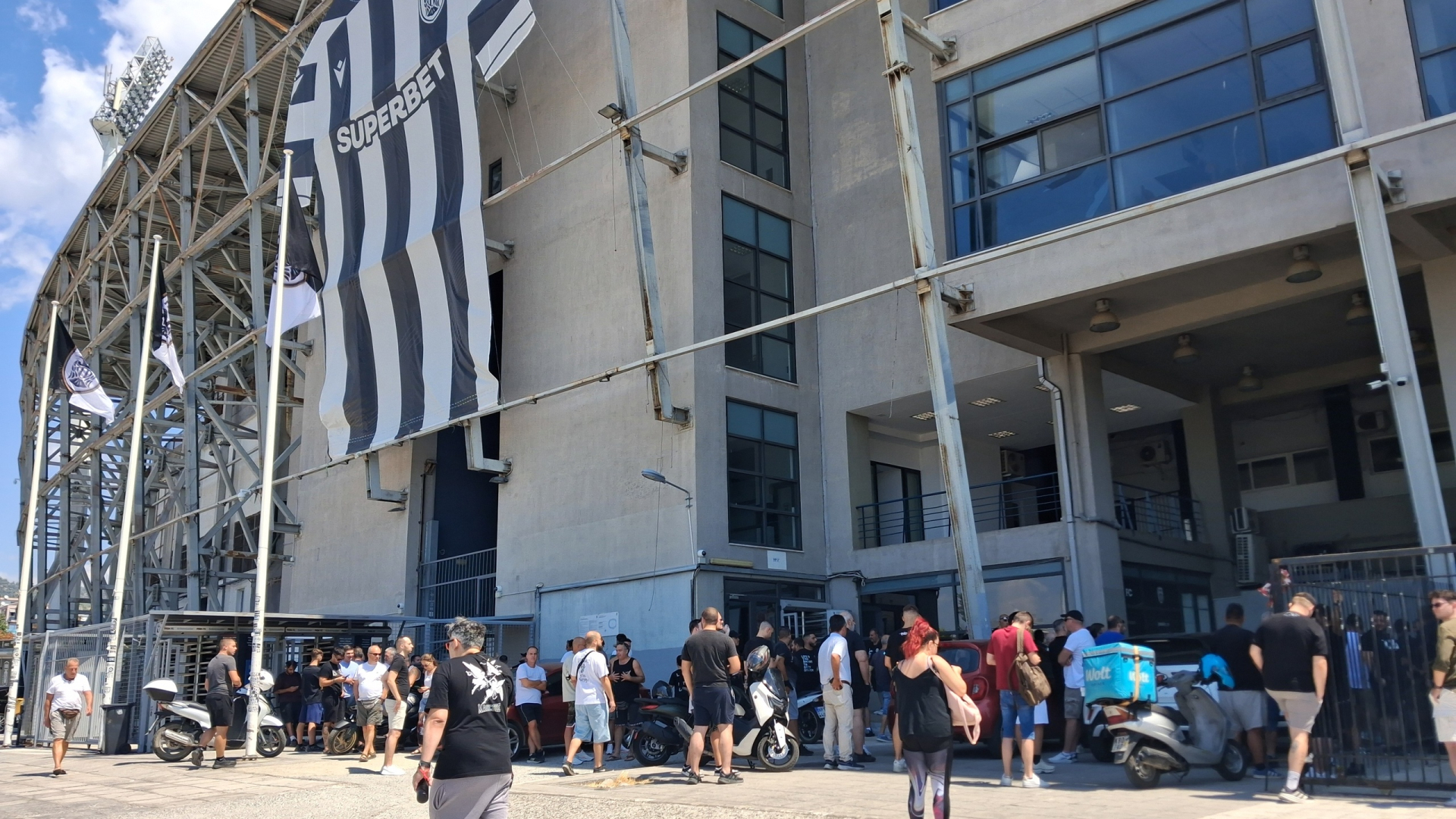 [388951] ΔΙΑΜΑΡΤΥΡΙΑ ΟΠΑΔΩΝ  ΤΟΥ ΠΑΟΚ ΕΞΩ ΑΠΟ ΤΟ ΓΗΠΕΔΟ ΤΗΣ ΤΟΥΜΠΑΣ ΓΙΑ ΤΗΝ ΜΕΤΑΓΡΑΦΗ ΤΟΥ ΓΙΑΝΝΗ ΚΩΝΣΤΑΝΤΕΛΙΑ