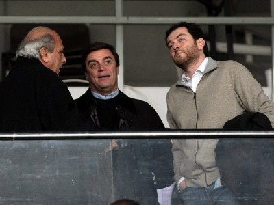 Κερνάω μπράντι τη διοίκηση