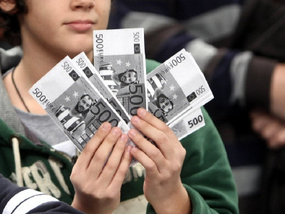 Ο Σπανούλης, η Lady GaGa και τα χαρτονομίσματα