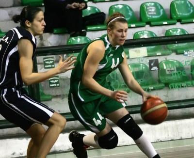 Ανανδρη επίθεση σε γυναίκα οπαδό