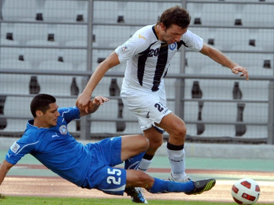 Δύο μέσα, ένας έξω