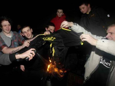 Μία φανέλα... Ένα καμένο λάβαρο