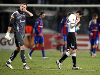 Φεύγει με το κεφάλι ψηλά