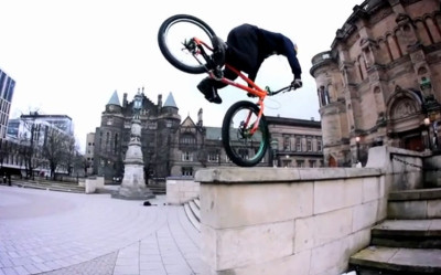 Ακροβατικά στη μια ρόδα...