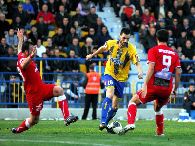 «Με την πλάτη στον τοίχο»