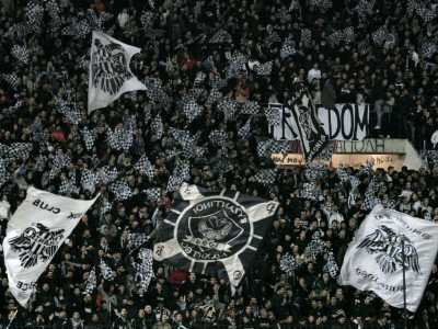 «Κράξιμο» από Θύρα 4