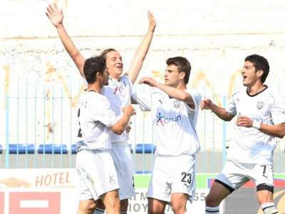 Κοιτάει μπροστά