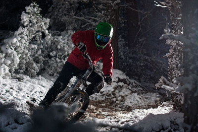 Ποδήλατο στον χιονισμένο Υμηττό