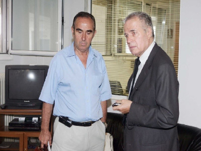 «Να κλείσει τα αυτιά του»