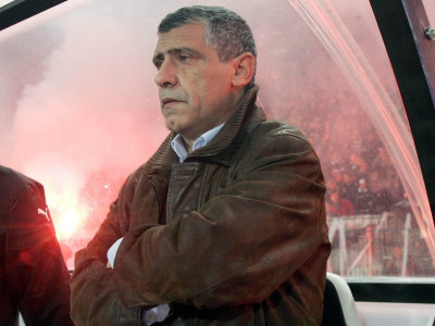 Ο άνθρωπος με το καφέ σακάκι...
