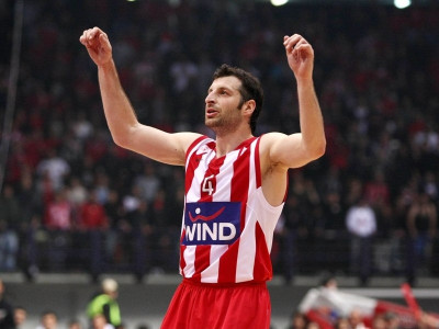 Εκτός Παπαλουκάς, Πελεκάνος