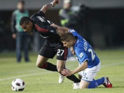 Του έβγαλε την φανέλα (video)