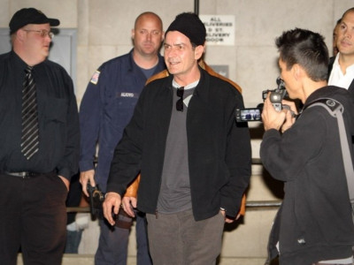 O Sheen πλήρωσε την εγγύηση