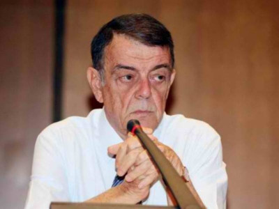 Επιστρέφει και αποφασίζει