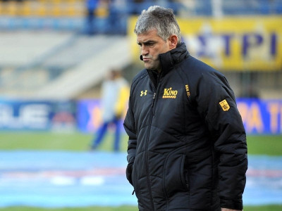 Παραδίδει την έκθεση