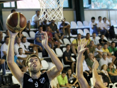 Ένα ποδόσφαιρο και μπάσκετ του ΟΦΗ
