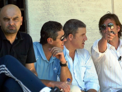 Πίσω… ολοταχώς