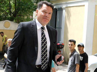 Καταθέτει μηνύσεις