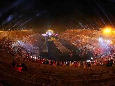 Στο επίκεντρο του κόσμου η Αθήνα