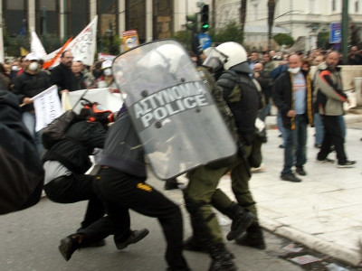 Live σύνδεση με Σύνταγμα...