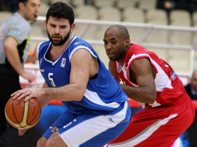 Τρεις μνηστήρες για Μανώλη!