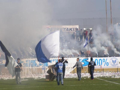 Μπρός γκρεμός και πίσω ρέμα!