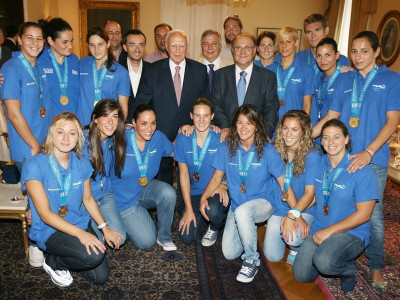 Τα φλας «άστραφταν» (video)