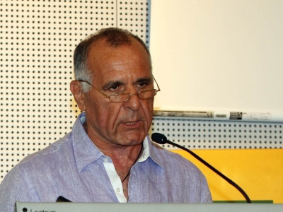 Παραμένει ο Κωνσταντίνου