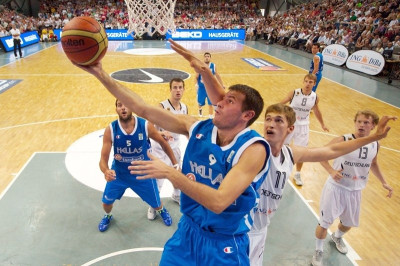 Τριάντα προσκλήσεις για το «Ακρόπολις»