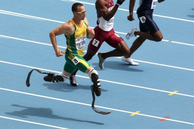 Ο άνθρωπος με τα φτερά στα πόδια (που δεν έχει)....